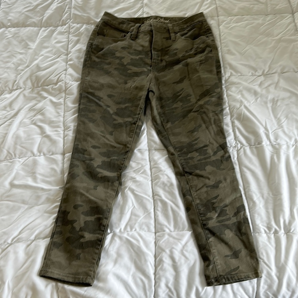 Universal Thread camouflage high rise skinny crop Size 8